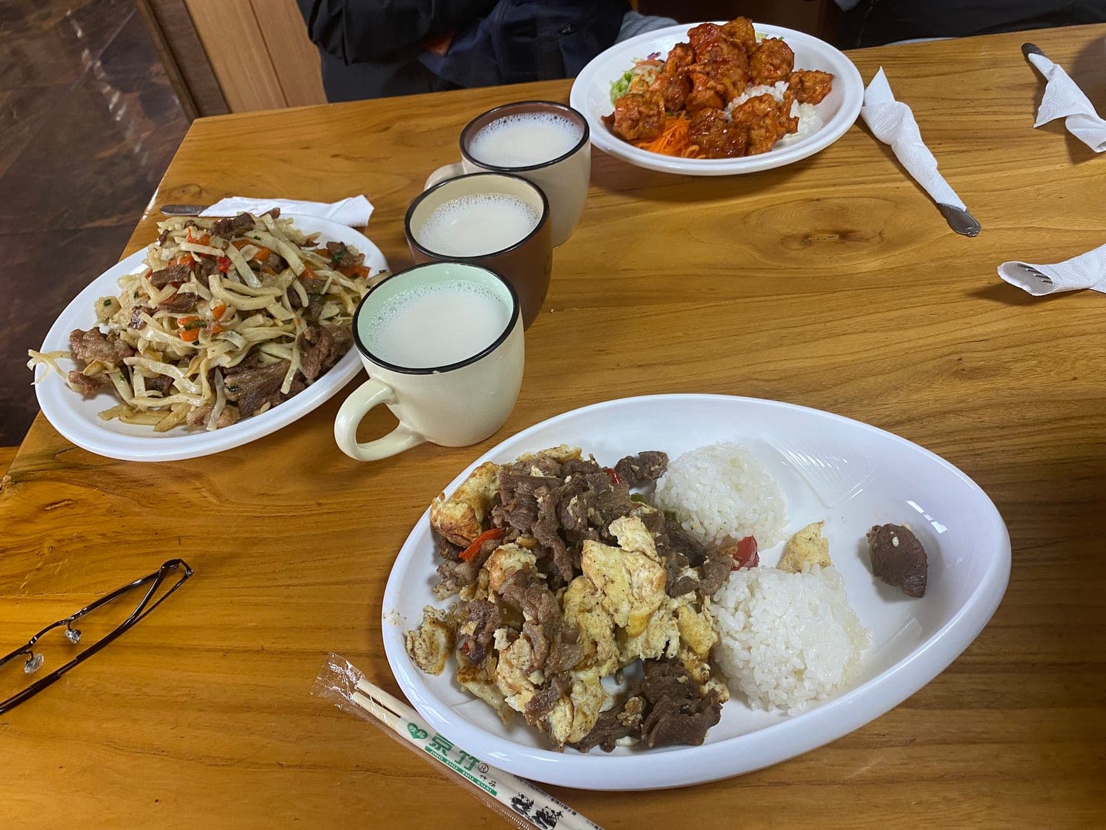 肉料理とミルク系の飲み物がついたセット