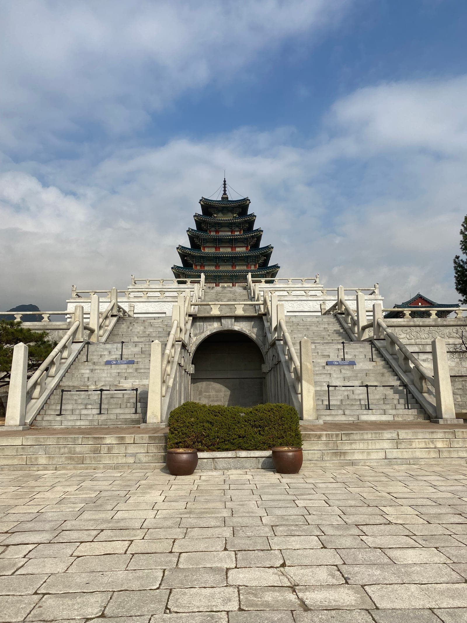 石垣の上に立つ伝統的な建物
