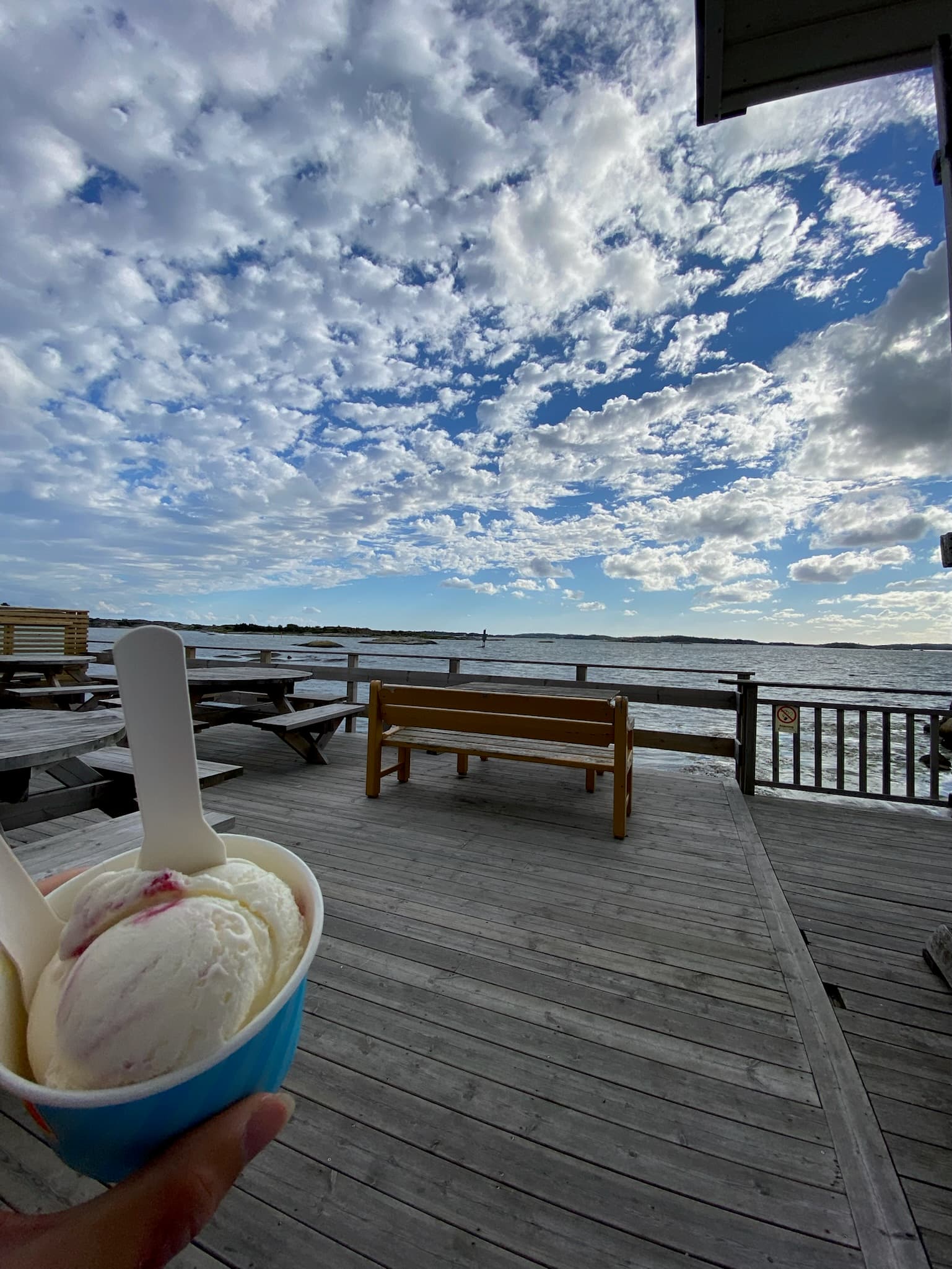 海沿いのデッキで食べたアイス