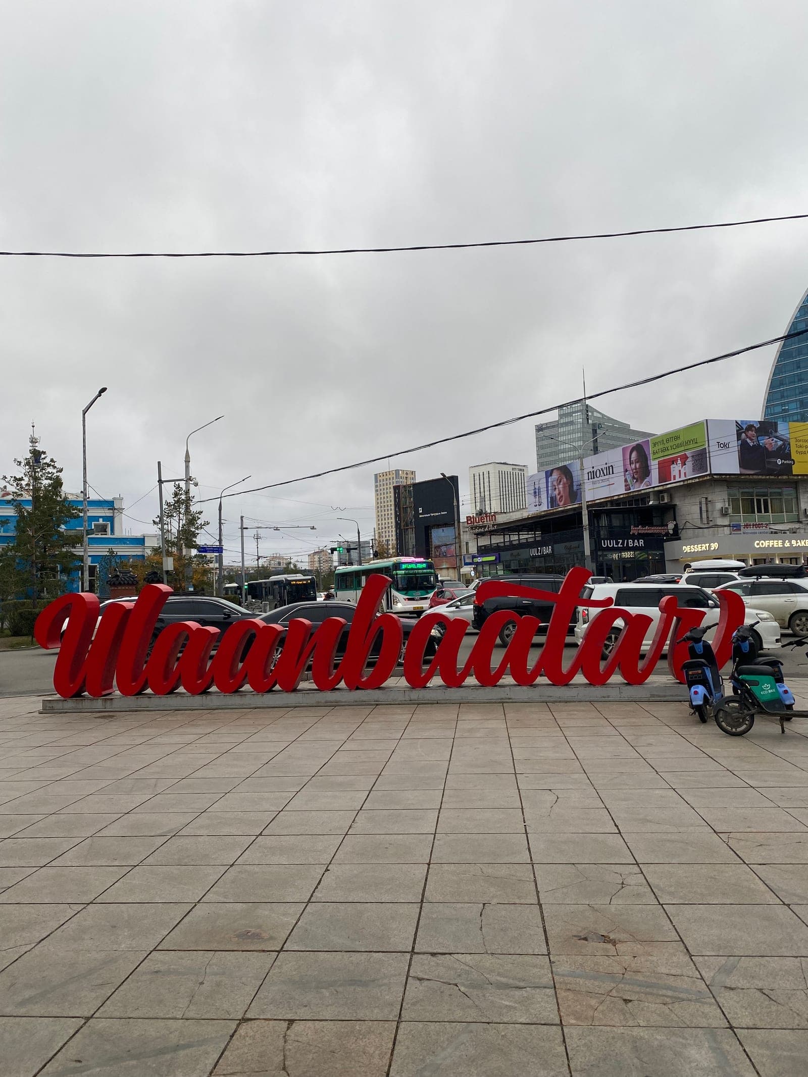 広場に立つ「Ulaanbaatar」のサイン