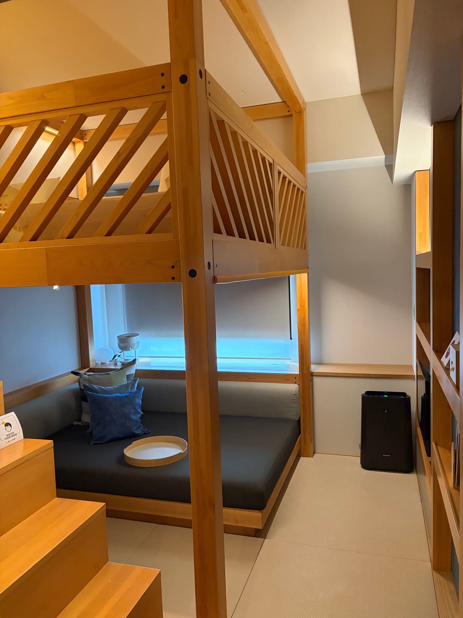 木のロフトがある宿の部屋